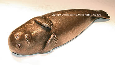 Harbour seal Fietje in bronze by Ernst Paulduro and Ursula-Krabbe-Paulduro