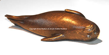 Harbour seal Sleepy Joe in bronze by Ernst Paulduro and Ursula-Krabbe-Paulduro