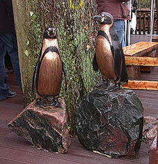 Peruvian penguin family as naturalistic bronze sculptures at Zoo Landau
