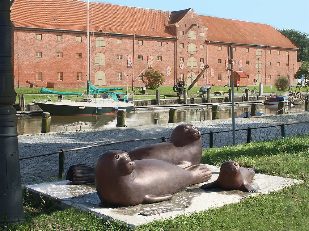 Seehunde Bronze Skulpturen Tönning von Ernst Paulduro und Ursula Krabbe-Paulduro