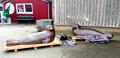 Seehundskulpturen in Büsum von Ernst Paulduro und Ursula Krabbe-Paulduro